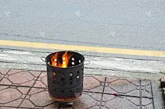 在中国鬼节烧纸钱。