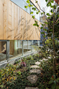 东京的阳光住宅

Nerima House 是瑞典公司 Elding Oscarson 在2015年设计的，一栋位于日本东京的私人住宅，占地1065平方。客户想要保留老房子旁边的小花园，并且可以在家中欣赏绿色的美景。