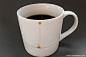 挽留咖啡渍的杯子由国外设计师Kim Keun Ae设计的凹槽咖啡杯（Drop Rest ），杯子下方增加了一圈凹槽，沿杯壁不小心流下的咖啡滴就会掉入到凹槽里面，从而简单有效的避免了咖啡水渍顺着杯体弄脏桌面。