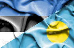 挥舞着帕劳和爱沙尼亚的旗帜