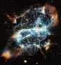 恒星死亡的时候，他们会选用这样的方式。这是NGC 5189，哈勃空间望远镜看到的一团发光气体云。它的中心是一颗白矮星，曾是一颗大约2倍太阳质量的恒星，如今只剩下了这个残骸。在耗尽燃料的过程中，它将大量气体抛入太空，暴露出它致密的内核。白矮星温度炽热，飞速自转，还拥有足以致命的强大磁场。它以喷流的形式，将能量和物质从两极喷射出去，激发了周围的那些物质。不过，这颗白矮星还在摇摆，因此这些灯塔一般的喷流，在那颗恒星先前抛出的气体中，蚀刻出了一个巨大的S形图案。至少，我们认为事情应该是这样发生的——这个天体还没有