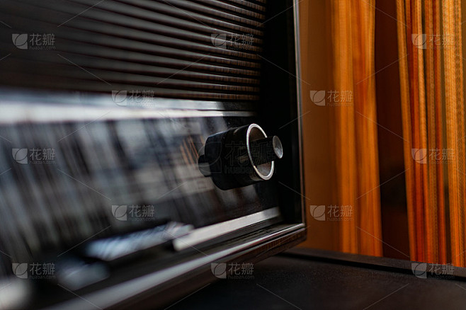 家中室内木桌上老式收音机收音，复古的收音...