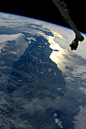 新西兰，位于空间站机械臂的下方，2017年4月8日由宇航员Thomas Pesquet拍摄。 ​​​​