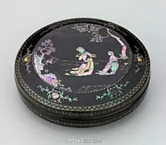 #古董小知识#【嵌螺钿】嵌螺钿漆器指工匠用蛤蚌壳构成图案镶嵌在漆器上作为装饰，是中国传统漆器工艺之一。又因选用螺片厚薄不同，可分为厚螺钿和薄螺钿两种。螺钿漆器自西周时期就已经有所发展，清代工匠更将其与其他技法结合，所制图案纹饰更加精美。 图为美国波士顿美术馆藏嵌螺钿黑漆盒一组。