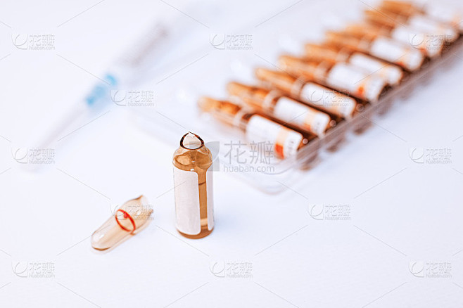 用注射器和安瓿托打开安瓿瓶