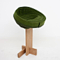 伦敦RawEdges设计公司推出一系列创意座椅，它们在木质材料上用宽毛料条围绕，从而形成不同的造型。它们在2010年4月被米兰十小地图册收录。