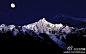 #旅游西藏#【梅里雪山】极富神秘色彩的“雪山之神”，主峰至今无人登顶。1991年，中日联合登山队对主峰发起冲击，遭遇大规模雪崩，所有队员遇难，长眠在卡瓦格博，他们的遗体于数年后却被藏民在主峰另一侧的大冰板发现。1996年后，国家明令禁止攀登梅里雪山，梅里成为了“永远的处女峰”。