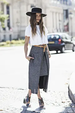 【图】优雅毫不费力，时髦不言而喻！2015春夏巴黎时装周秀场外街拍回顾 (一) ：自信亦性感的摩登女郎，谁能不爱？_第23页_秀场外街拍_海报时尚网