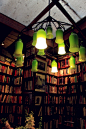 莎士比亚书店一楼的吊灯；即使在白天，这里还是幽幽暗暗的~~，只亮了3只灯泡是故意的么？