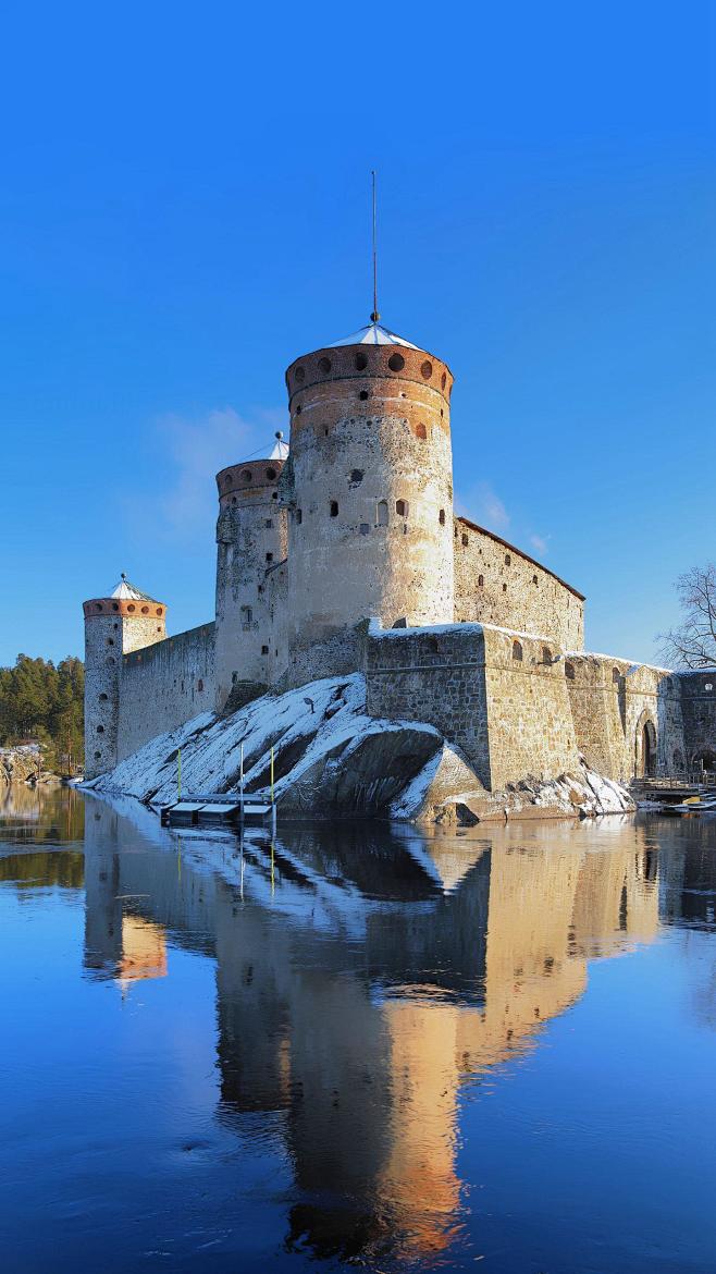 芬兰奥维拉城堡坚固的城墙射击孔道高大的圆塔都在无言诉说着它曾经历