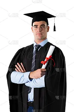 白人男学生，持有毕业证书