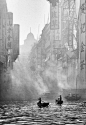 上世纪五六十年代老香港，光影交织倾诉着繁华与寂寞。丨中国摄影师何藩