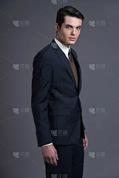 50年代复古的商业时尚男，深色油脂头发。