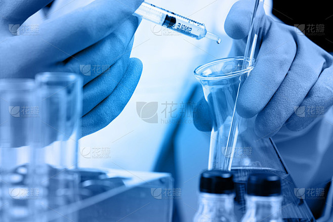 有实验室玻璃器皿背景的科学家手上的锥形烧...