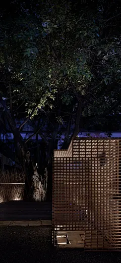 印际 - 琚宾 x 水平线设计 x 东西小院 : “东”“西” 是个好词，含方位代五行，囊括空间概念、文化属性，还泛指各种具体或抽象的人、事、物……这次刚巧也是两个字的餐厅名，是好友晓昱起的，而这地方，也就按照这名字生长了出来。