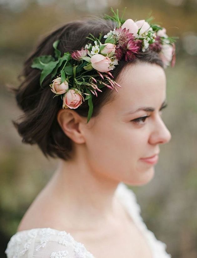 充满童话气息的花冠，是近年来新娘发型设计...