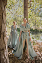 Elie Saab 2020年秋冬高级定制系列：仙女们的红毯衣橱！_羽毛 : 姗姗来迟的“仙女牌”秋冬高定系列，让人暂时忘掉爆炸中的不美好，跟随Elie Saab来到明媚阳光的森林里，仙女们打开了红毯衣橱，薄纱羽毛、丝缎水钻... 满裙的精致奢华。身着2020秋冬高定系列华服的模特们，…