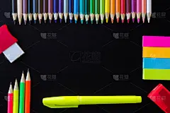 学校和绘图用品，黑色背景。彩色铅笔，铅笔，便利贴，橡皮，卷笔刀和荧光笔。与复制空间。
