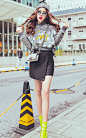 银色刺绣字母高领卫衣，醒目黄色字母动物图案俏皮又时髦，搭配不规则包臀皮裙，潮流感十足。
 #日韩# #潮人# #街拍# #优雅# #名模# #英伦#
