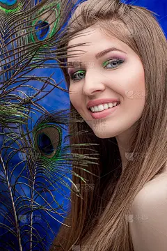 穿着孔雀羽毛，妆容亮丽的女孩