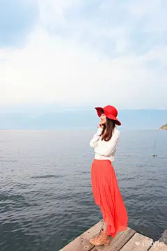 爱搭配 - Hey，白衬衣红裙子女孩