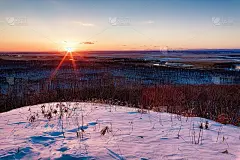 日本北海道县钏路湿地国家公园冬季日落美景