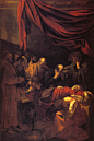 卡拉瓦乔传世名画《圣母之死》完成于1605-1606年，是卡拉瓦乔最杰出的作品之一。圣母玛利亚升天是一个传统题材，不少大师都曾以画笔做出过出色的诠释。在卡拉瓦乔的这幅画中，我们既看不到天使回翔、诸神赞颂的雍容氛围，也看不到环佩珠玑、锦衣使徒的高华气象，这完完全全是一幅人间的图景，一切都那么平凡可近、真实可感，:破陋的农家茅舍里，死去的玛丽亚躺在床上，头上的光环模糊不清，几近不见，像一个死于贫困和饥寒的普通农家女子。她头发蓬乱，面色苍白，脸部略显浮肿，仿佛留有忧愁生活的影子;身上穿的应该是当时农家的衣衫，而