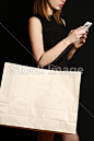 Fashionable young woman with shopping bag - Originoo 图片详情#购物# #女人# #双十一# #血拼# #shopping# #折扣# #网购# #购物袋#