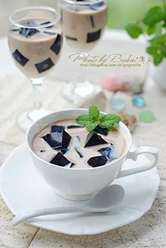 如何做仙草冻奶茶的做法（自制饮品菜谱）
