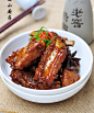 ღ女孩子要用话来哄——柠檬茶香骨ღ<br/>       单身男孩总在千方百计的寻找新鲜浪漫的求婚方法，然而大部分都是在拾人牙慧。送女孩一辆BMW深情的说“Be my wife.”就觉得自己挺有创意了，但我敢保证你要是能把宝马换成劳斯莱斯的话，连话都不用编效果会更好。真正的创意不用靠财富来表现，聪明的人用简单的道具就能实现欺骗感动女孩的效果。   骗人用的道具在超市里就能买齐。买两人份的排骨，把它们切成适合吃，大约5厘米长的小块。再买点柠檬，用半个就可以了，把它的皮切成细丝，剩下......
