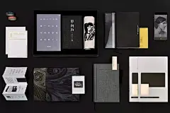 单向历 2018 日历，延续了文艺、简洁的设计风格，在铸黑、曙红之外又增加了设计师特别款黑金版，更新了 378 页由编辑团队和精到的读者们共同拣选的漂亮句子，并在日历产品中首次创新性地升级了 AR 互动效果，让你能在任意的一页日历上进行创作，记下 365 个灵感，365 种心情