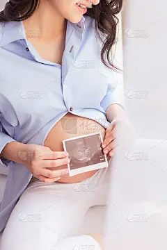 带着超声波照片的准妈妈