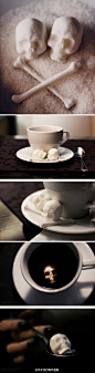 【骷髅型砂糖】将砂糖做成骷髅和骨头的形状，泡在咖啡里。霸气又华丽，要不要...来一发？