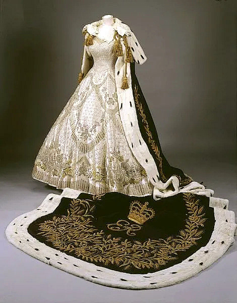 伊丽莎白二世加冕礼礼服