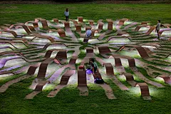A System of Root-Like Benches Spreads Organically Through a South Korean Public Park : Root Bench is a multi-height bench system installed in Hangang Park in Seoul, South Korea. The design is a winning proposal by Yong Ju Lee, which creates a circular pro