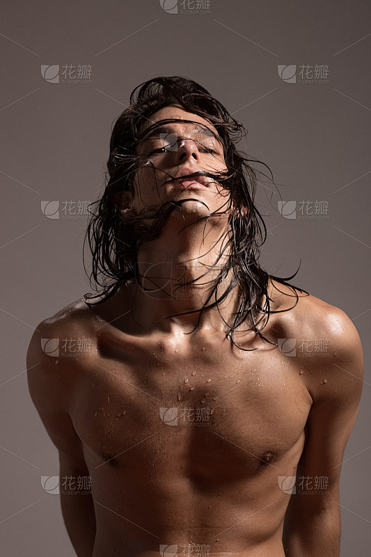 时尚摄影裸体青年男子模特湿长发