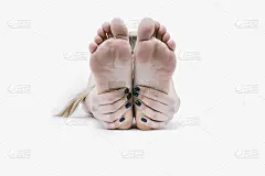 年轻女子在训练后做伸展运动