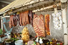 许多烟熏美味香肠