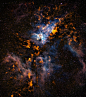 船底座星云距离地球约7500光年。它是夜空中最明亮的星云之一，原因就在于它内部拥有大量的大质量恒星。这一星云的宽度大约150光年，这意味着它要比著名的猎户座大星云大上数倍。为了庆祝自己的20周年生日，2010年时哈勃空间望远镜曾经拍摄了一张船底座星云的高分辨率照片，并于当年4月份公布。照片中清晰可见其标志性的由星际尘埃和气体云构成的巨大柱状体。船底座η位于这张图像左上方，呈黄色。这是人类已知最明亮的恒星之一。在未来数百万年内它即将发生超新星爆发，紧接着其附近的其它超新星也将陆续发生超新星爆发。