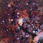 天文学家最新观测到神秘星云“宇宙对虾”
        [摘要]天文学家最新观测到古姆56星云清晰图像，由于它释放的光线模糊，尽管体积庞大却经常被观测者忽视。
        智利拉西拉天文台陆基望远镜拍摄到“对虾星云”的部分结构，存在着大量新生恒星