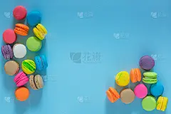 彩色的马卡龙蛋糕或马卡龙在绿松石粉背景。法式杏仁饼干甜点俯视图