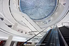 「Lafayette」老佛爷伊斯坦布尔店。@室内设计DSNGlobal 工装 设计 美学 配色 空间 艺术 景观 室内 建筑 软装 陈设 平面 布局 家装 家具 装饰 装修 效果 手绘 样板间 Loft 别墅 搭配 酒店 客房 餐厅 书店 榻榻米 材质 背景 素材 主题 店面 门头 导视 橱窗 办公室 前台 会议室 电梯 客厅 灯光 酒吧 售楼处 走廊 极简 现代 北欧 复古 绿植 地毯 沙发 吊灯 餐饮 餐桌 咖啡 甜品 吧台 茶几 茶室 酒柜 餐吧 椅 卫生间 茶水间 墙纸 窗帘 灯饰