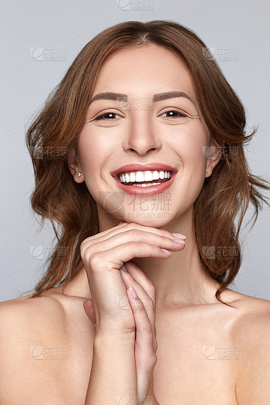 美丽的脸，一个年轻美丽的水疗模特女孩与完...