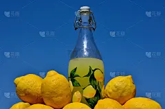 柠檬水的瓶子