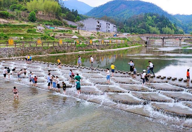泰宁：五一”期间上青龙鳞坝成为网红打卡点_崇际村 : “五一”小长假来临，泰宁旅游市场逐步升温，位于上青乡崇际村的免门票景点“龙鳞坝”迎来了 ...