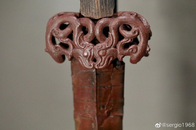 战汉时期铁剑，更为罕见的是保存完好的漆剑...