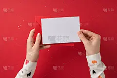 第一人称俯视照片的情人节装饰，女孩的手在白色衬衫，拿着信封和纸在闪亮的亮片在孤立的红色背景与空白的空