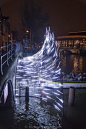 “阿姆斯特丹荷兰阿姆斯特丹灯光节。一艘运河船穿过海伦格拉赫特运河入口处的灯光装置。”  理查德·韦勒姆 (Richard Wareham) - 112.46 美元