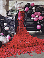 最炸裂的交车仪式布置！玫瑰花艺瀑布 : 1000多只红色玫瑰… 红玫瑰瀑布就是简单粗暴，配车钥匙花盒美美哒！ 保时捷卡宴交车仪式。 布置：Daisy Party 宴会布置 交车地点：西安灞桥保时捷中心