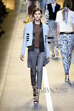 柔和、冷静的摩登建筑感！芬迪 (Fendi) 2015春夏女装秀，海报时尚网带你亲临2015春夏米兰时装周_第8页_Fendi